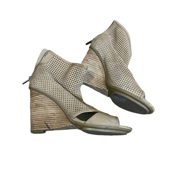 Pelle Moda Perforated Suede Wedge Booties Sz 6 - Picture 2 of 7